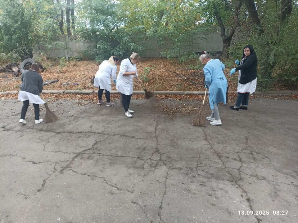 В рамках проведения акции «Чистый четверг» работниками учреждений и организаций, проведены мероприятия по санитарной очистке территории и благоустройству городского округа Торез В рамках проведения акции «Чистый четверг» работниками учреждений и организаций, проведены мероприятия по санитарной очистке территории и благоустройству городского округа Торез