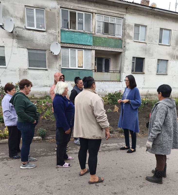 Встречи с населением. Сегодня 18 сентября заведующая Новоселовским территориальным отделов встретилась с жителями многоквартирного дома по улице Советская в с.Новоселовка Встречи с населением. Сегодня 18 сентября заведующая Новоселовским территориальным отделов встретилась с жителями многоквартирного дома по улице Советская в с.Новоселовка