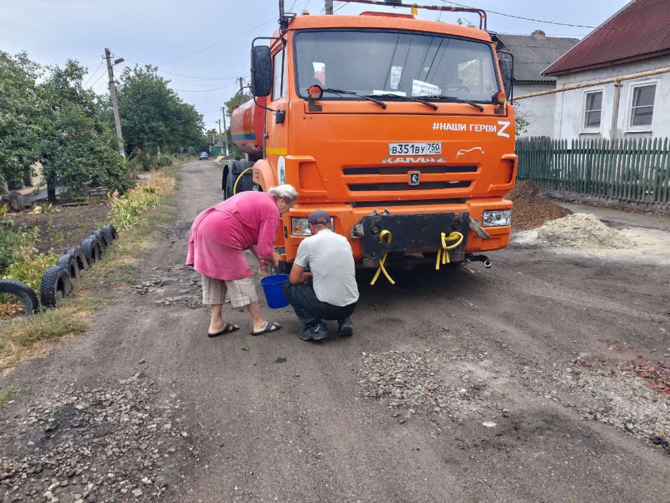 Для обеспечения водой жителей района Управой Кировского внутригородского района при поддержке региона-шефа Московская область ежедневно осуществляется подвоз воды для жителей домов, в которые в установленный графиком день не... Для обеспечения водой жителей района Управой Кировского внутригородского района при поддержке региона-шефа Московская область ежедневно осуществляется подвоз воды для жителей домов, в которые в установленный графиком день не...