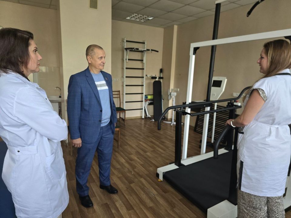 Председатель #Комитет_по_поддержке_участников_СВО Дмитрий Огилец (фракция «Единая Россия») посетил с рабочим визитом ГБУЗ ДНР «Городская клиническая больница №7 г. Донецка» Председатель #Комитет_по_поддержке_участников_СВО Дмитрий Огилец (фракция «Единая Россия») посетил с рабочим визитом ГБУЗ ДНР «Городская клиническая больница №7 г. Донецка»