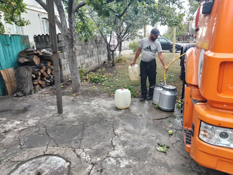 Для обеспечения водой жителей района Управой Кировского внутригородского района при поддержке региона-шефа Московская область ежедневно осуществляется подвоз воды для жителей домов, в которые в установленный графиком день не... Для обеспечения водой жителей района Управой Кировского внутригородского района при поддержке региона-шефа Московская область ежедневно осуществляется подвоз воды для жителей домов, в которые в установленный графиком день не...