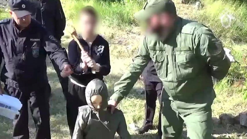 «Молоток едва не запутался в наушниках»: юная маньячка откровенно рассказала, как убивала школьницу в Бердянске «Молоток едва не запутался в наушниках»: юная маньячка откровенно рассказала, как убивала школьницу в Бердянске