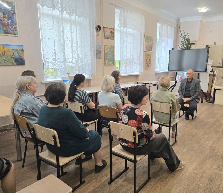 Дмитрий Огилец: Ещё одну встречу с трудовым коллективом провели сегодня в МБУ ДО "Детская художественная школа городского округа Макеевка" Дмитрий Огилец: Ещё одну встречу с трудовым коллективом провели сегодня в МБУ ДО "Детская художественная школа городского округа Макеевка"
