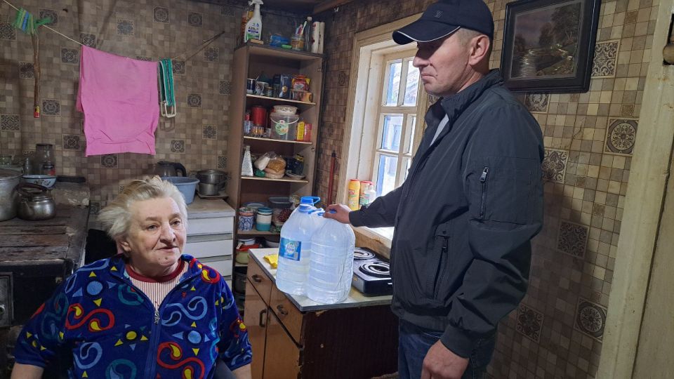 Сотрудники Управы Кировского района города Донецка продолжают оказывать помощь малоподвижным и пожилым жителям района с доставкой технической и питьевой воды Сотрудники Управы Кировского района города Донецка продолжают оказывать помощь малоподвижным и пожилым жителям района с доставкой технической и питьевой воды