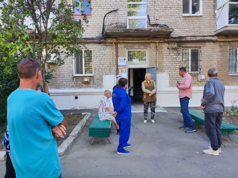 На текущей неделе глава городского округа Докучаевск Александр Качанов провел встречи с жителями по адресам ул. Ватутина, д. 1/80 и ул. Толбухина, д.4 На текущей неделе глава городского округа Докучаевск Александр Качанов провел встречи с жителями по адресам ул. Ватутина, д. 1/80 и ул. Толбухина, д.4