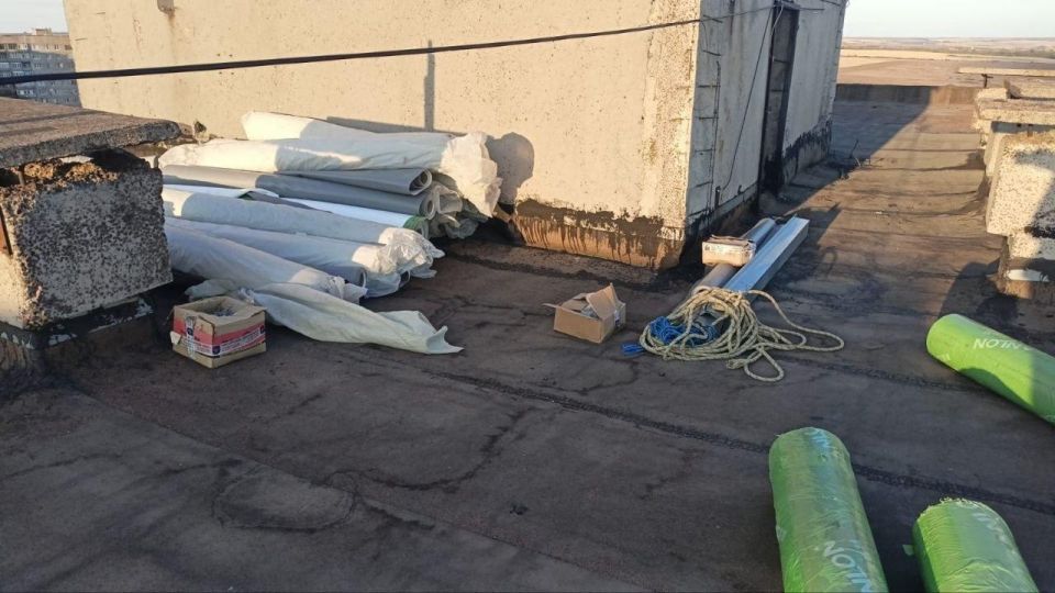 Владимирцы ремонтируют крышу дома в Кировском Владимирцы ремонтируют крышу дома в Кировском
