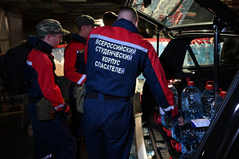 Денис Пушилин: За день волонтеры раздали жителям Петровского района Донецка более трех тонн воды Денис Пушилин: За день волонтеры раздали жителям Петровского района Донецка более трех тонн воды