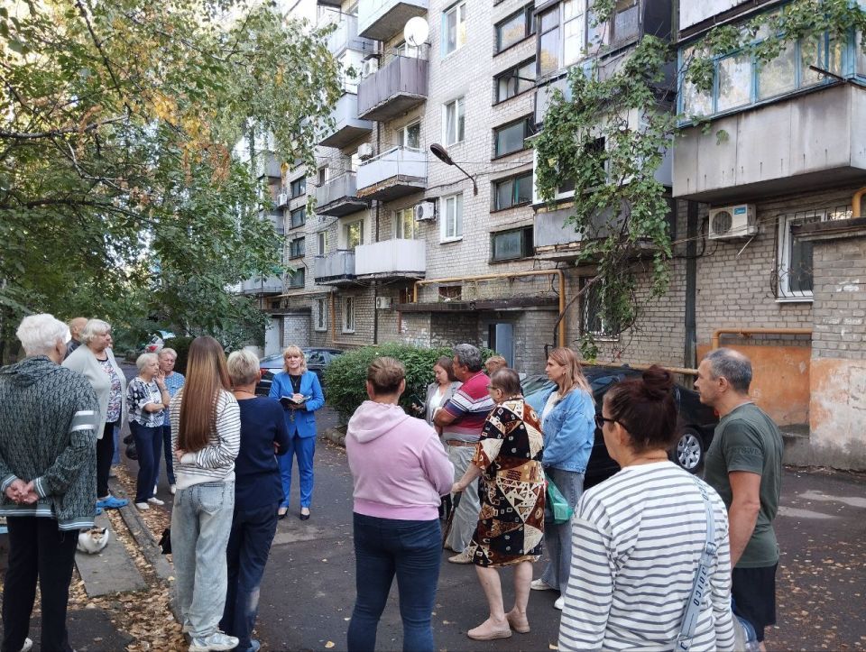 19 сентября в Червоногвардейском районе состоялась встреча заместителя председателя Макеевского городского совета ДНР, депутата Макеевского городского совета ДНР первого созыва Алены Трякиной с жителями жилого массива... 19 сентября в Червоногвардейском районе состоялась встреча заместителя председателя Макеевского городского совета ДНР, депутата Макеевского городского совета ДНР первого созыва Алены Трякиной с жителями жилого массива...