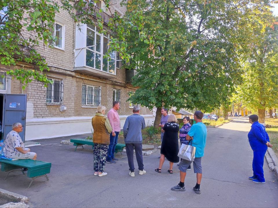 На текущей неделе глава городского округа Докучаевск Александр Качанов провел встречи с жителями по адресам ул. Ватутина, д. 1/80 и ул. Толбухина, д.4 На текущей неделе глава городского округа Докучаевск Александр Качанов провел встречи с жителями по адресам ул. Ватутина, д. 1/80 и ул. Толбухина, д.4