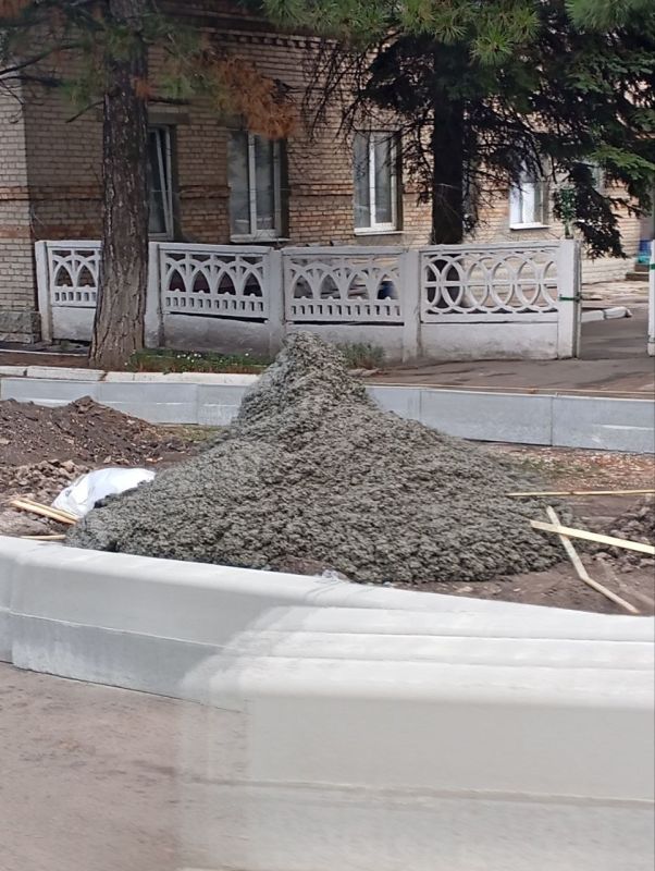 Подрядной организацией шеф-региона Нижегородской области в рамках специального инфраструктурного проекта продолжаются работы по демонтажу старых остановочных павильонов для дальнейшей установки новых павильонов Подрядной организацией шеф-региона Нижегородской области в рамках специального инфраструктурного проекта продолжаются работы по демонтажу старых остановочных павильонов для дальнейшей установки новых павильонов