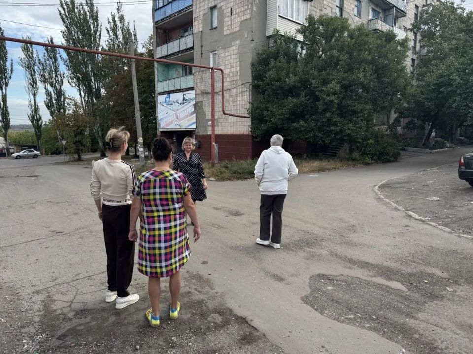 ВСТРЕЧИ С НАСЕЛЕНИЕМ. 19 сентября 2025 года депутаты Горловского городского совета от фракции «Единая Россия» - Роман Конев, Елена Кузьмина, Андрей Костюк в рамках исполнения поручения Главы Донецкой Народной Республики... ВСТРЕЧИ С НАСЕЛЕНИЕМ. 19 сентября 2025 года депутаты Горловского городского совета от фракции «Единая Россия» - Роман Конев, Елена Кузьмина, Андрей Костюк в рамках исполнения поручения Главы Донецкой Народной Республики...
