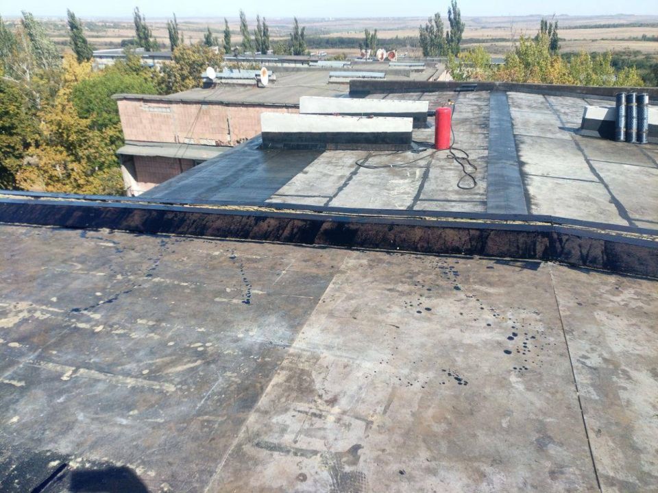 Специалисты Нижегородской области продолжают обновление кровель жилых домов в Харцызске Специалисты Нижегородской области продолжают обновление кровель жилых домов в Харцызске