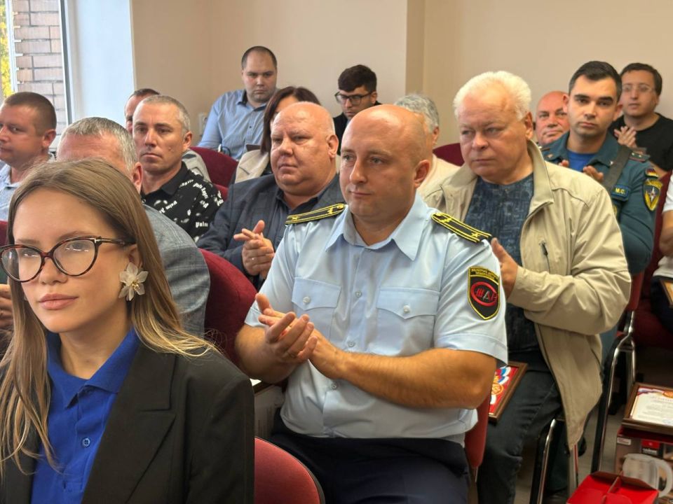 Александр Пеняев: В преддверии Дня города Ясиноватая с особым удовольствием вручил благодарности представителям различных сфер деятельности — тем, кто своим трудом, инициативой и искренней любовью к малой родине помогает... Александр Пеняев: В преддверии Дня города Ясиноватая с особым удовольствием вручил благодарности представителям различных сфер деятельности — тем, кто своим трудом, инициативой и искренней любовью к малой родине помогает...