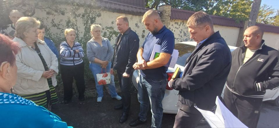 Валентин Левченко: Сегодня на встрече с жителями улицы Депутатской, заместитель главы Администрации городского округа Донецк Артеменко Тимур Иванович совместно с депутатом Донецкого городского совета Виталием Каларашем... Валентин Левченко: Сегодня на встрече с жителями улицы Депутатской, заместитель главы Администрации городского округа Донецк Артеменко Тимур Иванович совместно с депутатом Донецкого городского совета Виталием Каларашем...