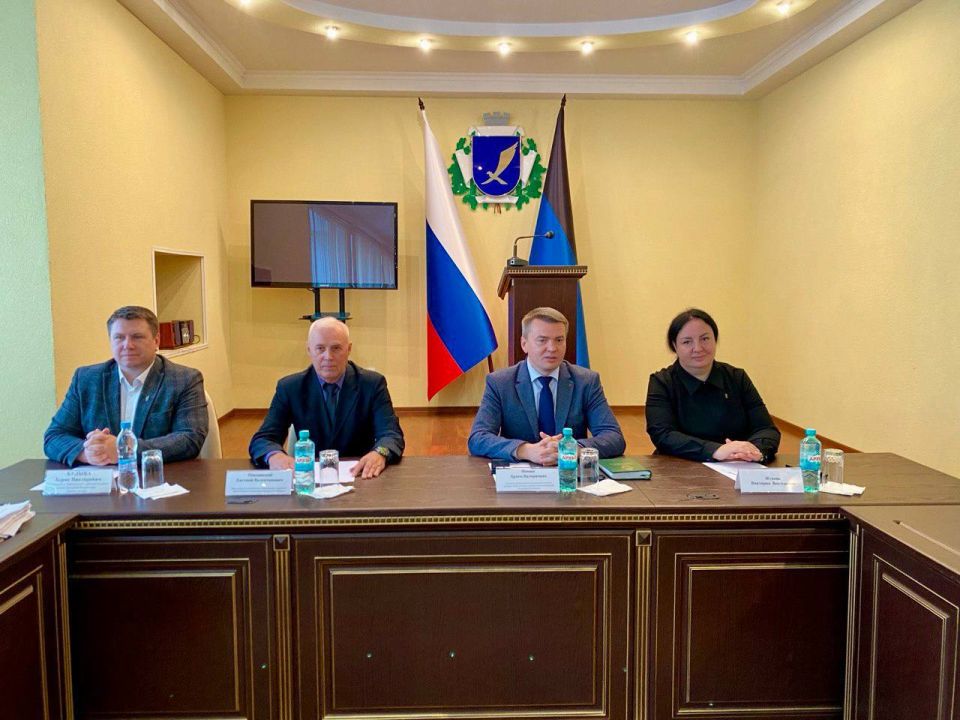 Сегодня в здании Администрации муниципального образования городского округа Харцызск директор Департамента внутренней политики Администрации Главы и Правительства ДНР Артем Валериевич Фомин представил депутатам городского... Сегодня в здании Администрации муниципального образования городского округа Харцызск директор Департамента внутренней политики Администрации Главы и Правительства ДНР Артем Валериевич Фомин представил депутатам городского...