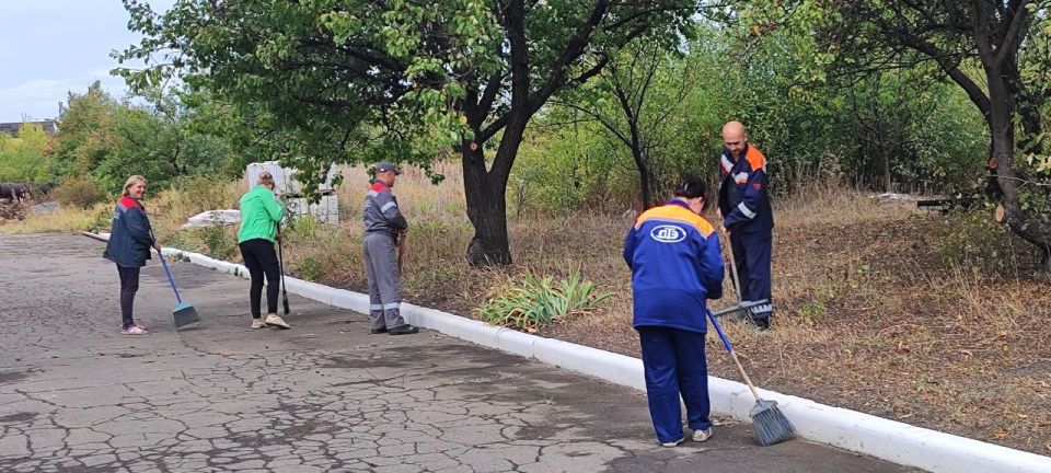 В Кировском продолжаются мероприятия по благоустройству в рамках акции «Зеленый Донбасс» В Кировском продолжаются мероприятия по благоустройству в рамках акции «Зеленый Донбасс»