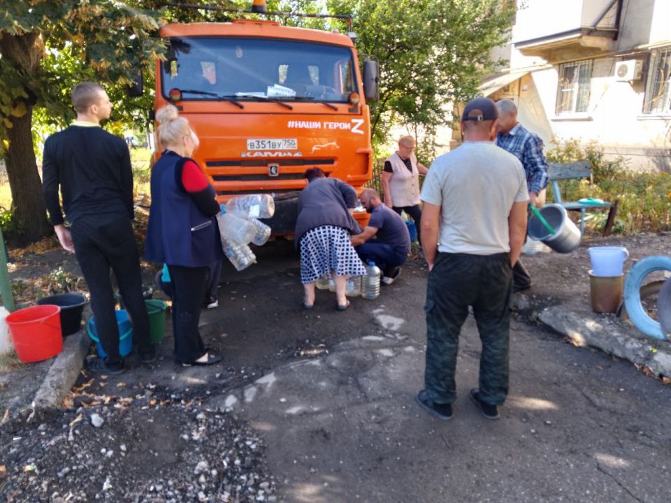 Для обеспечения водой жителей района Управой Кировского внутригородского района при поддержке региона-шефа Московская область ежедневно осуществляется подвоз воды для жителей домов, в которые в установленный графиком день не... Для обеспечения водой жителей района Управой Кировского внутригородского района при поддержке региона-шефа Московская область ежедневно осуществляется подвоз воды для жителей домов, в которые в установленный графиком день не...
