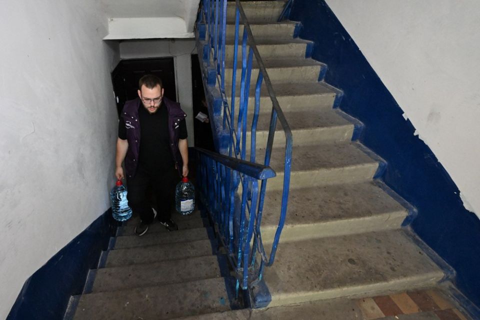 Денис Пушилин: За день волонтеры раздали жителям Петровского района Донецка более трех тонн воды Денис Пушилин: За день волонтеры раздали жителям Петровского района Донецка более трех тонн воды