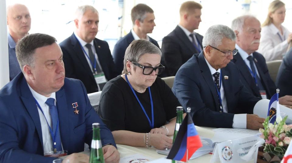 Константин Кузьмин: С коллегами - председателями законодательных собраний Юга России - приняли участие в заседании Совета Южно-Российской Парламентской Ассоциации в Волгограде Константин Кузьмин: С коллегами - председателями законодательных собраний Юга России - приняли участие в заседании Совета Южно-Российской Парламентской Ассоциации в Волгограде