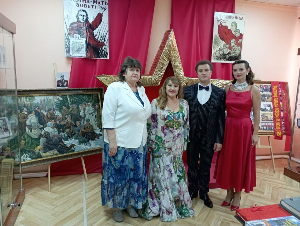 Артисты Донецкой филармонии поздравили ясиноватцев с днём города Артисты Донецкой филармонии поздравили ясиноватцев с днём города