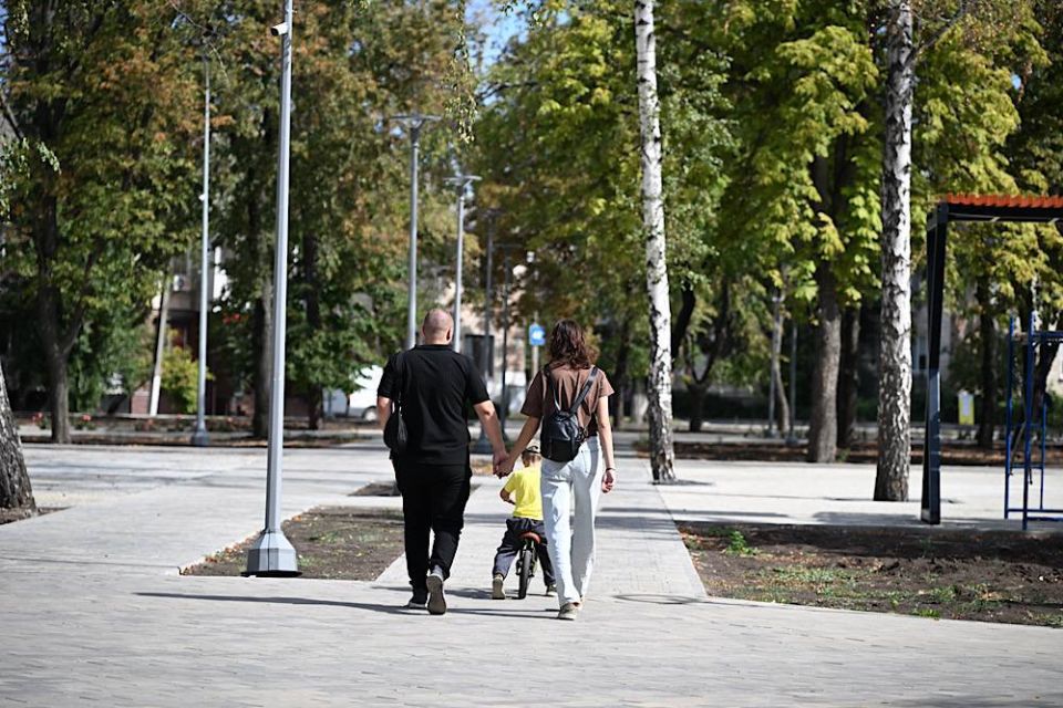 В Шахтерске учитывают пожелания горожан при благоустройстве сквера у памятника Ленину В Шахтерске учитывают пожелания горожан при благоустройстве сквера у памятника Ленину