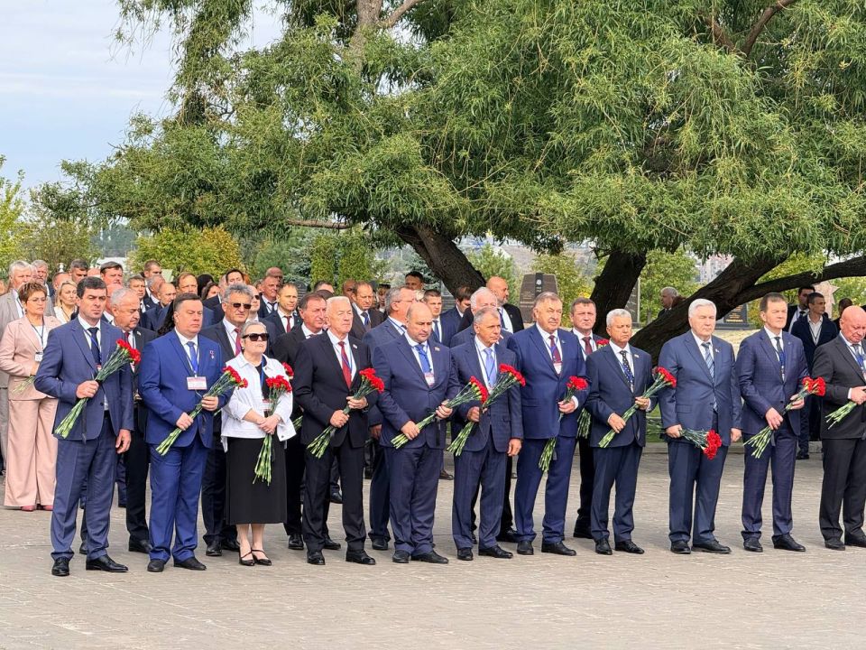 Константин Кузьмин: Сегодня в городе-герое Волгограде стартовала 43-я Конференция Южно-Российской Парламентской Ассоциации, в которой приняли участие вместе с депутатами Народного Совета ДНР Константин Кузьмин: Сегодня в городе-герое Волгограде стартовала 43-я Конференция Южно-Российской Парламентской Ассоциации, в которой приняли участие вместе с депутатами Народного Совета ДНР