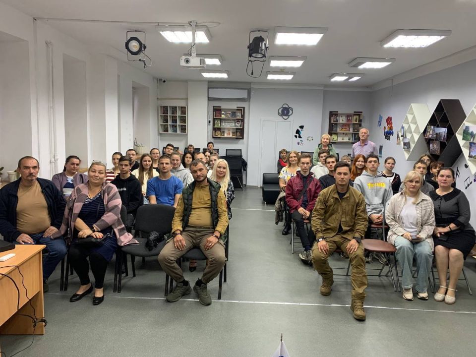 В ДНР проходит передвижной фестиваль «Кино на службе Отечеству» В ДНР проходит передвижной фестиваль «Кино на службе Отечеству»