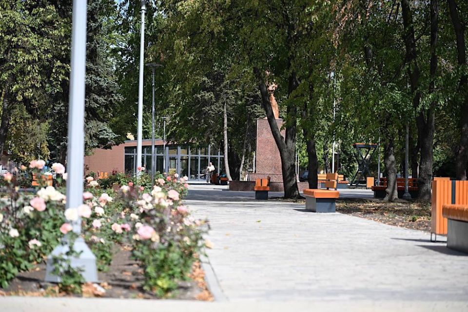 В Шахтерске учитывают пожелания горожан при благоустройстве сквера у памятника Ленину В Шахтерске учитывают пожелания горожан при благоустройстве сквера у памятника Ленину
