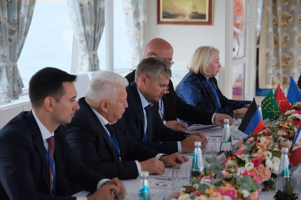 Председатель #Комитет_по_вопросам_агропромышленного_комплекса_земельных_отношений Юрий Леонов (фракция «Единая Россия») принял участие в заседании Комитета по аграрным вопросам и природопользованию Южно-Российской... Председатель #Комитет_по_вопросам_агропромышленного_комплекса_земельных_отношений Юрий Леонов (фракция «Единая Россия») принял участие в заседании Комитета по аграрным вопросам и природопользованию Южно-Российской...