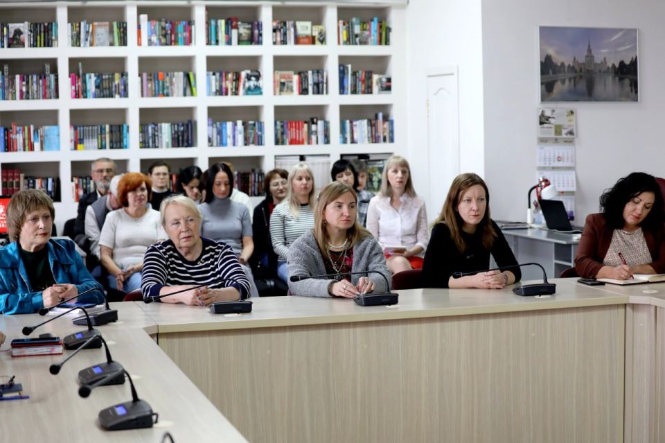 В библиотеке имени Н.К. Крупской презентовали книгу «Длинная дорога домой. Крым, Донбасс, Новороссия» В библиотеке имени Н.К. Крупской презентовали книгу «Длинная дорога домой. Крым, Донбасс, Новороссия»