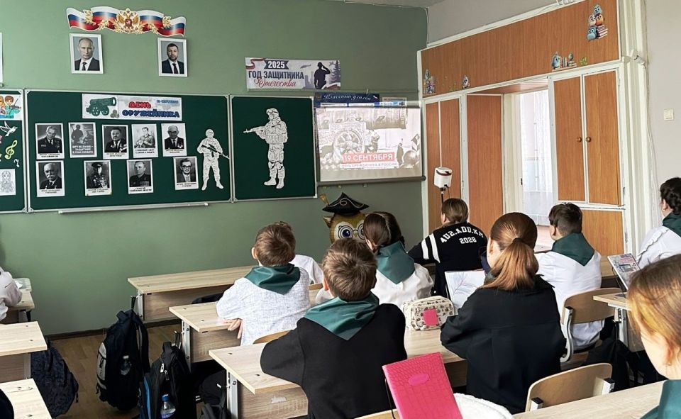 Ко Дню оружейника. 18 сентября 2025 года, в преддверии Дня оружейника, который в России отмечается 19 сентября, для учащихся гвардейского 6-Б класса ГБОУ «СШ № 18 Шахтерского м.о.» был организован тематический урок Ко Дню оружейника. 18 сентября 2025 года, в преддверии Дня оружейника, который в России отмечается 19 сентября, для учащихся гвардейского 6-Б класса ГБОУ «СШ № 18 Шахтерского м.о.» был организован тематический урок