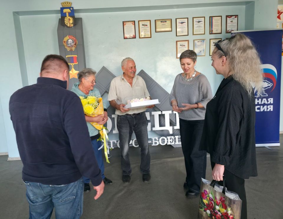 Руководитель управы Куйбышевского района Иван Адамец и секретарь первичного отделения партии "Единая Россия" №253 Валерия Колеущенко поздравили Николая Вячеславовича и Надежду Ивановну Басок с золотой свадьбой! Руководитель управы Куйбышевского района Иван Адамец и секретарь первичного отделения партии "Единая Россия" №253 Валерия Колеущенко поздравили Николая Вячеславовича и Надежду Ивановну Басок с золотой свадьбой!