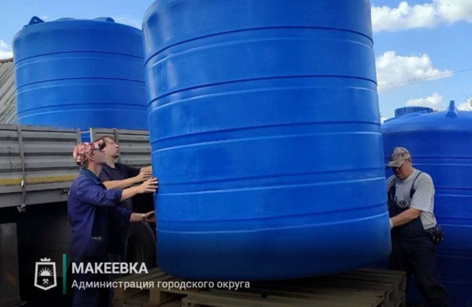 В Макеевке продолжаются работы по установке ёмкостей для разбора воды В Макеевке продолжаются работы по установке ёмкостей для разбора воды