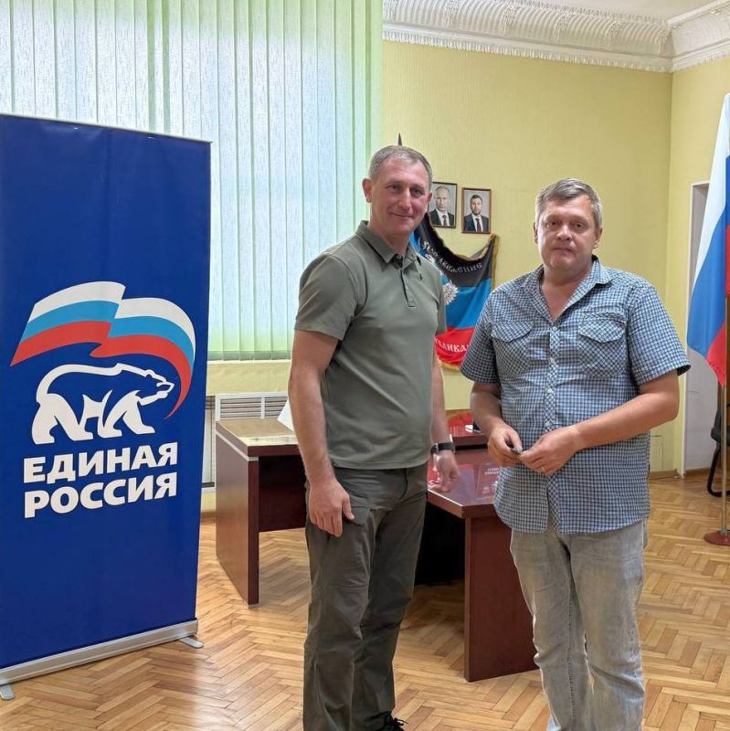 Вручение партбилетов «Единой России» активистам Шахтерска продолжается Вручение партбилетов «Единой России» активистам Шахтерска продолжается