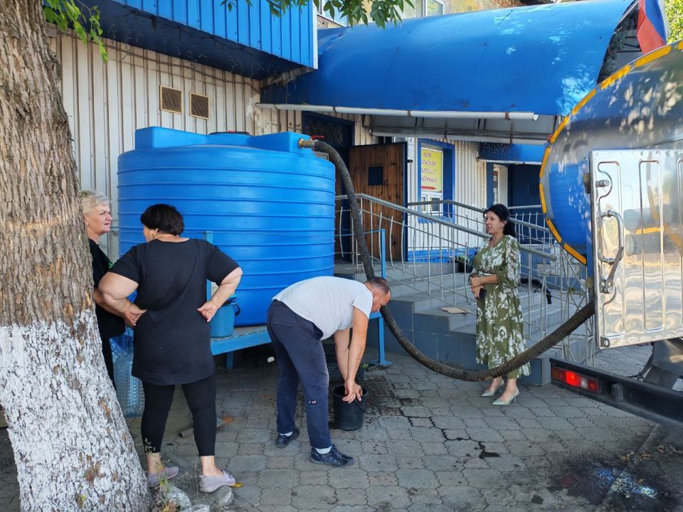 По поручению Главы Республики Дениса Пушилина депутат Торезского городского совета Жанна Попова проконтролировала подвоз воды в ранее установленную ёмкость по проспекту Гагарина По поручению Главы Республики Дениса Пушилина депутат Торезского городского совета Жанна Попова проконтролировала подвоз воды в ранее установленную ёмкость по проспекту Гагарина
