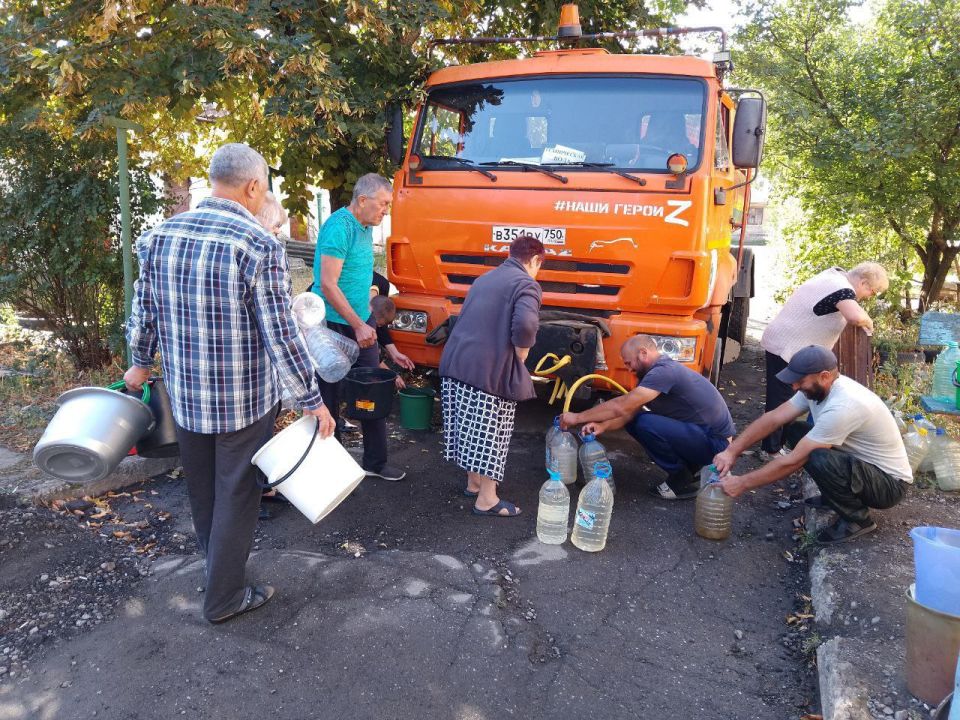 Для обеспечения водой жителей района Управой Кировского внутригородского района при поддержке региона-шефа Московская область ежедневно осуществляется подвоз воды для жителей домов, в которые в установленный графиком день не... Для обеспечения водой жителей района Управой Кировского внутригородского района при поддержке региона-шефа Московская область ежедневно осуществляется подвоз воды для жителей домов, в которые в установленный графиком день не...