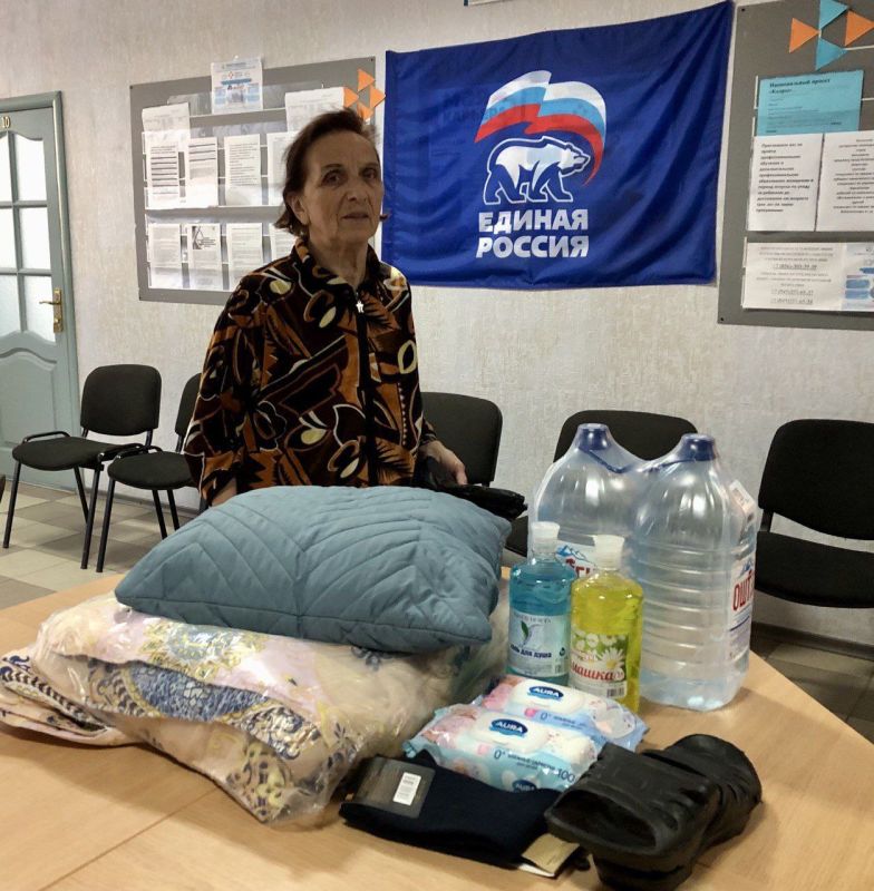 Добрые дела. Народный Фронт Донецкой Народной Республики передали гуманитарную помощь Женскому движению Единая Россия, Совету женщин г. Дебальцево , председателем которой является депутат городского совета Наталья Сиренко Добрые дела. Народный Фронт Донецкой Народной Республики передали гуманитарную помощь Женскому движению Единая Россия, Совету женщин г. Дебальцево , председателем которой является депутат городского совета Наталья Сиренко