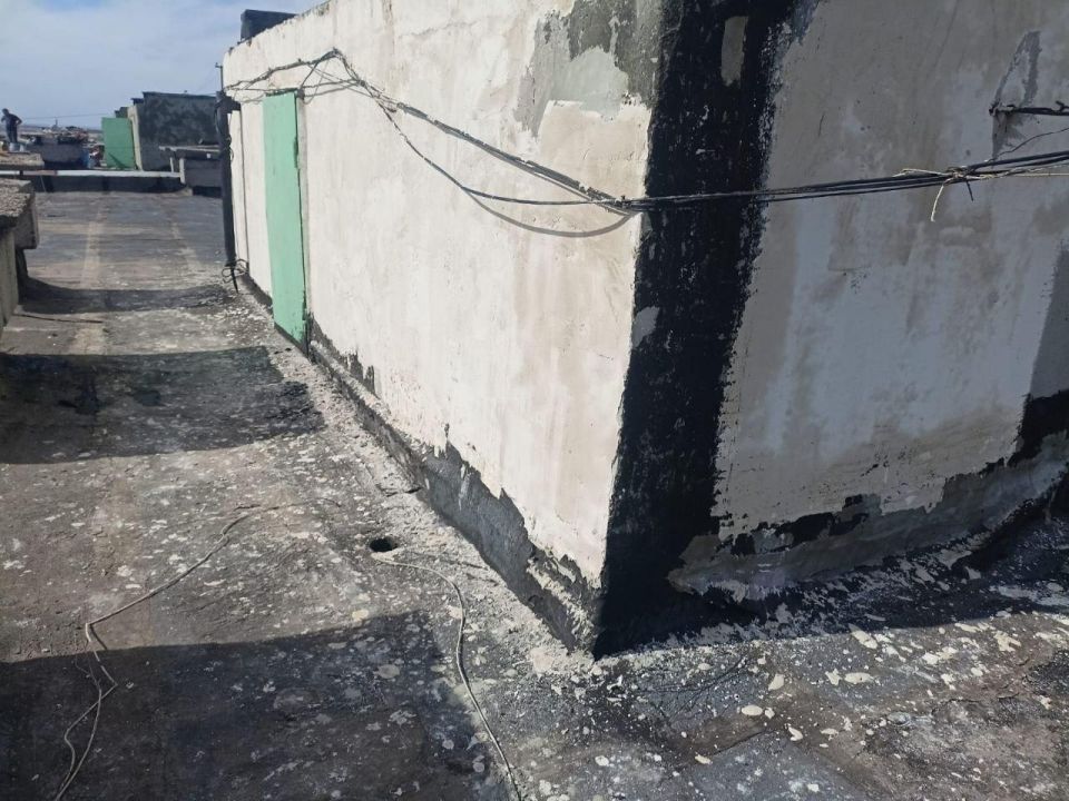 Владимирцы ремонтируют крышу дома в Кировском Владимирцы ремонтируют крышу дома в Кировском