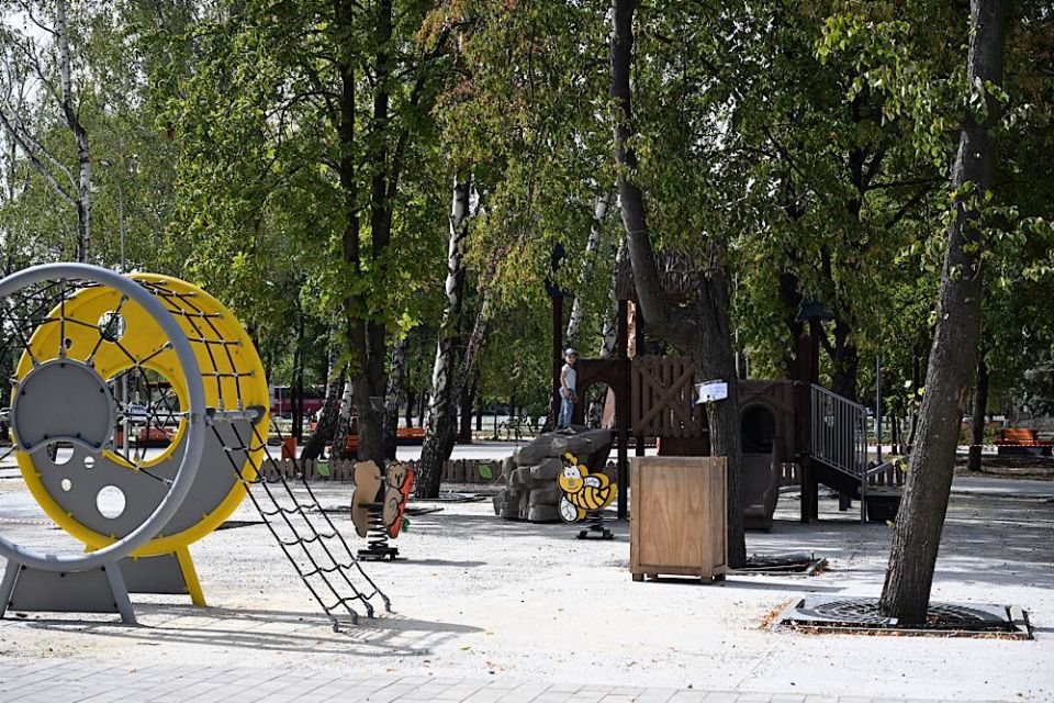 В ноябре завершатся работы по благоустройству сквера в центре Шахтерска В ноябре завершатся работы по благоустройству сквера в центре Шахтерска