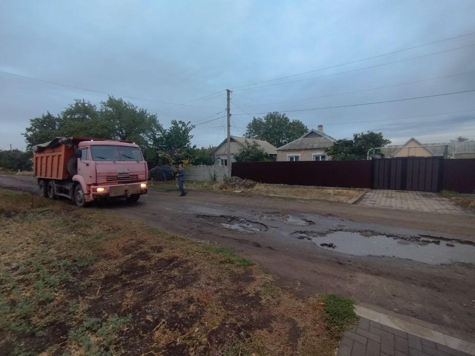 По итогам встречи заместителя Главы Администрации Старобешевского муниципального округа Михаила Ольмезова с жителями села Марьяновка была выделена машина среза дорожного покрытия для частичной отсыпки проблемного участка по... По итогам встречи заместителя Главы Администрации Старобешевского муниципального округа Михаила Ольмезова с жителями села Марьяновка была выделена машина среза дорожного покрытия для частичной отсыпки проблемного участка по...