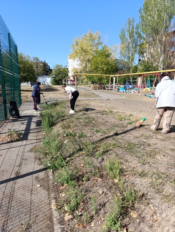 В Кировском продолжаются мероприятия по благоустройству в рамках акции «Зеленый Донбасс» В Кировском продолжаются мероприятия по благоустройству в рамках акции «Зеленый Донбасс»