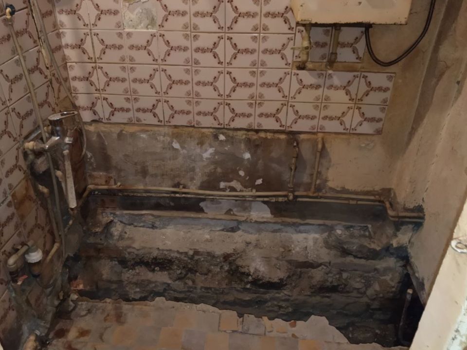 Жители дома в Макеевке остались без воды и квартир после «ремонта» ЖЭКа Жители дома в Макеевке остались без воды и квартир после «ремонта» ЖЭКа
