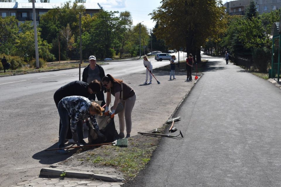 В Кировском продолжаются мероприятия по благоустройству в рамках акции «Зеленый Донбасс» В Кировском продолжаются мероприятия по благоустройству в рамках акции «Зеленый Донбасс»
