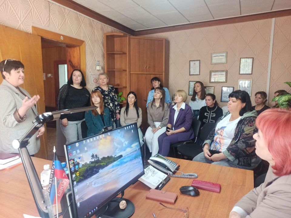 Представитель Минтруда ДНР провела встречу с трудовым коллективом Ждановки Представитель Минтруда ДНР провела встречу с трудовым коллективом Ждановки