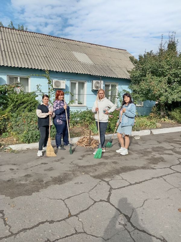 В Кировском продолжаются мероприятия по благоустройству в рамках акции «Зеленый Донбасс» В Кировском продолжаются мероприятия по благоустройству в рамках акции «Зеленый Донбасс»