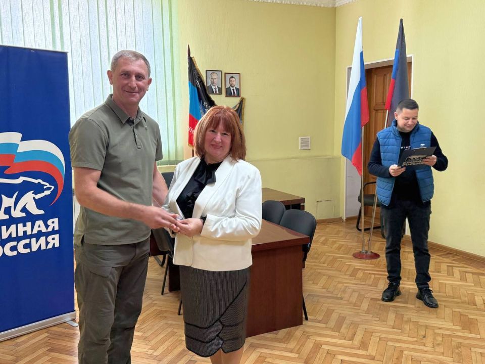 Вручение партбилетов «Единой России» активистам Шахтерска продолжается Вручение партбилетов «Единой России» активистам Шахтерска продолжается