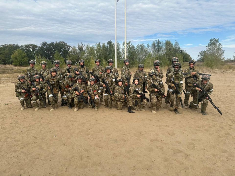 На утреннем построении лучшим политруком вчерашнего комбинированного марша признана участница нашей команды «ВОИН ДЕСЯТКА» - Петрачкова Алина На утреннем построении лучшим политруком вчерашнего комбинированного марша признана участница нашей команды «ВОИН ДЕСЯТКА» - Петрачкова Алина