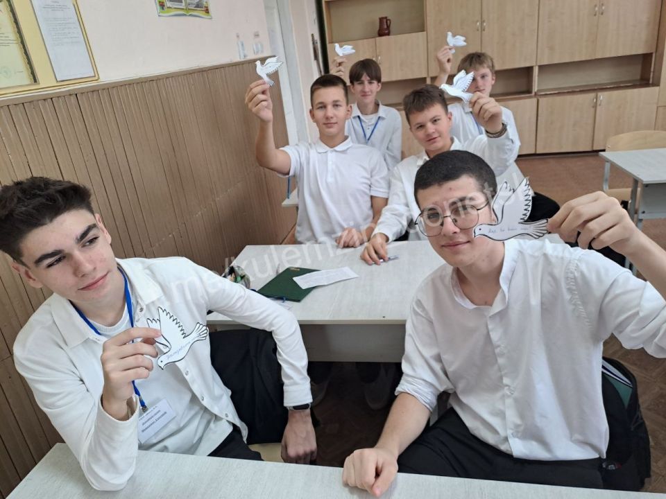 Сегодня в стенах школы №9 состоялось мероприятие в рамках международного проекта «Единый час духовности «Голубь мира» Сегодня в стенах школы №9 состоялось мероприятие в рамках международного проекта «Единый час духовности «Голубь мира»