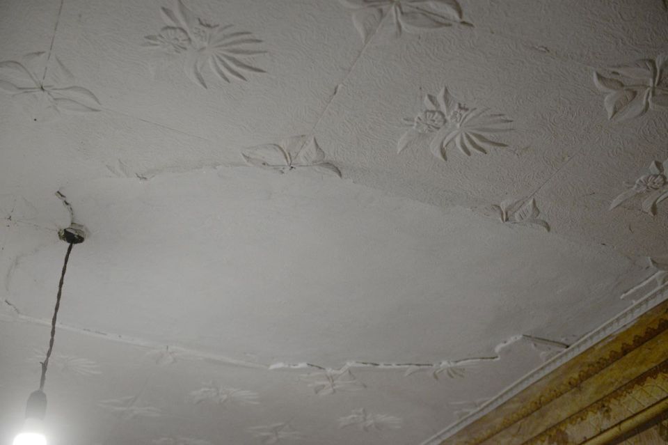 Енакиевские металлурги отремонтировали крышу в доме ветерана предприятия Енакиевские металлурги отремонтировали крышу в доме ветерана предприятия