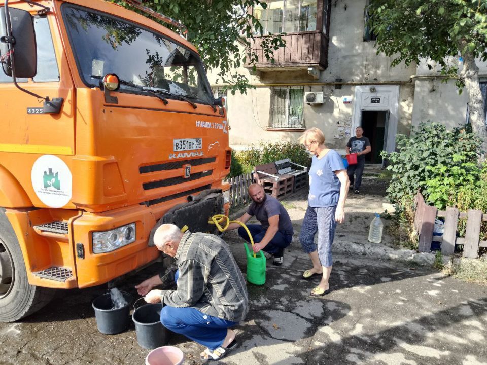 Для обеспечения водой жителей района Управой Кировского внутригородского района при поддержке региона-шефа Московская область ежедневно осуществляется подвоз воды для жителей домов, в которые в установленный графиком день не... Для обеспечения водой жителей района Управой Кировского внутригородского района при поддержке региона-шефа Московская область ежедневно осуществляется подвоз воды для жителей домов, в которые в установленный графиком день не...